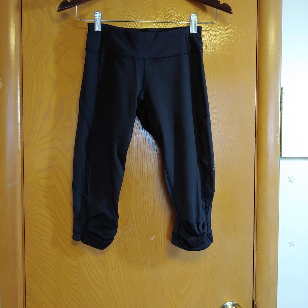Lululemon capri leggings with gathers at the knees